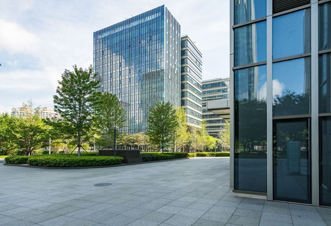 Web_Desktop-Empty floors and office buildings in the financial center, Qingdao, China